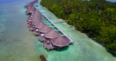 Tropik adadaki bungalovlar. Endonezya, Bali 'de yaz deniz manzarası.