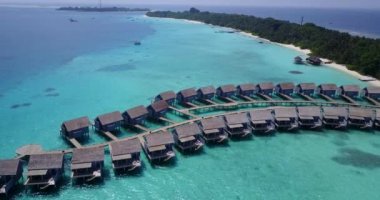 Ada boyunca lüks bugalovalar. Bahamalar, Karayipler 'in tropikal doğası. 