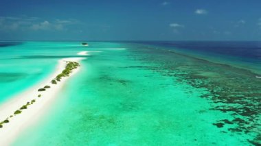 Parlak turkuaz deniz kenarı. Bali 'de Tatil.