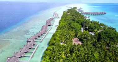 Cennet Adası manzaralı hava manzaralı görüntüler, güzel sahil şeridi ve okyanus.