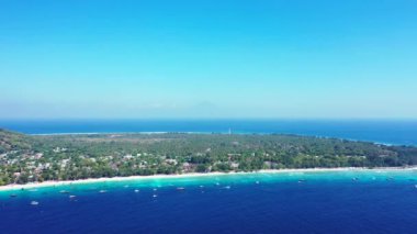 Rıhtımlı teknelerle adanın havadan görüntüsü. Endonezya, Bali 'de yaz sahnesi.