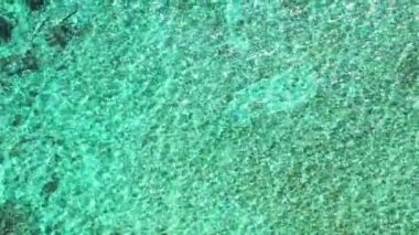 Mavi dalgalı deniz manzarası. Maldivler adalarında yaz tatili.