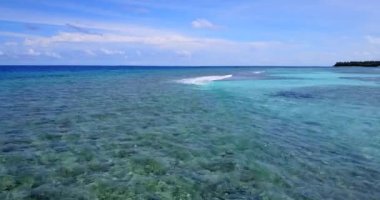 Hareket eden deniz dalgalarına bakıyorum. Bora Bora 'nın egzotik doğası, Fransız Polinezyası. 