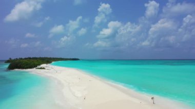 Mavi ve turkuaz denizli küçük yeşil ada manzarası. Maldivler 'e egzotik yolculuk.