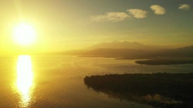 Deniz kenarında gün batımı. Endonezya, Bali 'de tropikal tatilin tadını çıkarıyorum..