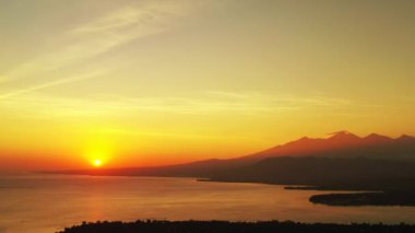 Deniz kenarında gün batımı zamanı. Bali 'nin güneşli yaz doğası.