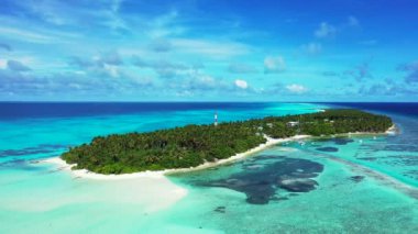 Adanın etrafındaki canlı turkuaz deniz. Endonezya, Bali 'de tropikal tatilin tadını çıkarıyorum..