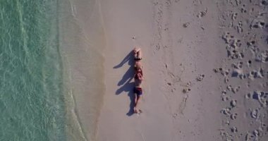 Genç aşık çift tropikal adada dinleniyor.