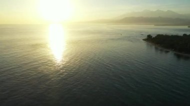 Denizde güneşi yansıtan altın saat. Barbados, Karayipler 'in tropik cenneti. 