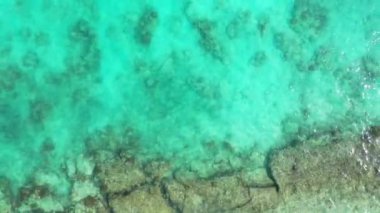 Şeffaf turuaz deniz ve büyük kayalar. Bahamalar, Karayipler 'de tropik tatil. 
