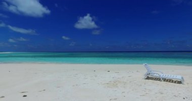 Beyaz kumlu sakin bir sahil. Tayland 'da boş zaman.