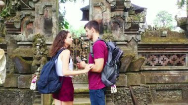 Yazın Asya tapınağında sırt çantalı romantik turistler, seyahat konsepti. 