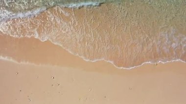 Kıyı şeridinde hareket halindeki deniz suyu. Tayland, Asya 'da yaz tatili.