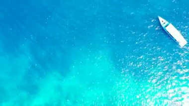 Canlı mavi sularda şnorkelle yüzen turistlerin yanında beyaz kayıklar. Maldivler 'in yaz manzarası. 