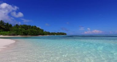 Gün ortasında sakin deniz suyuyla dolu bir sahil. Tayland, Asya 'nın tropikal doğası.