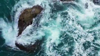 Dağlardaki kayalık sahil manzarası. Tayland 'da egzotik tatil. 