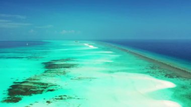 Parlak turkuaz deniz manzarası. Bahamalar, Karayipler 'de yaz sahnesi.