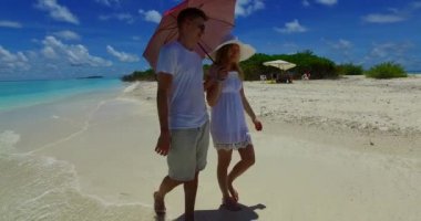 Tropik sahilde romantik bir çift.