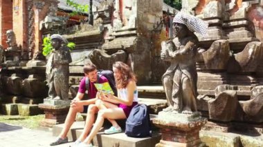 Asya tapınağının yanında sırt çantalı bir çift turist, seyahat konsepti. 