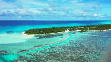 Yeşil adalı deniz manzaralı. Maldivler 'e egzotik yolculuk.