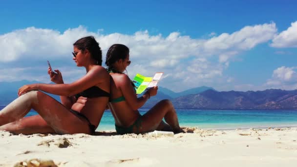 Dos Chicas Pasando Buen Rato Hablando Leyendo Folleto Playa Arena — Vídeos de Stock