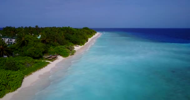 Yeşil Adanın Etrafındaki Dalgalı Sularla Temiz Turkuaz Okyanus Koh Samui — Stok video