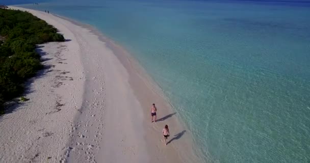 Щаслива Романтична Пара Тропічному Пляжі — стокове відео