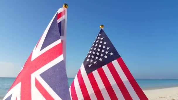 Zwaaien Britse Amerikaanse Vlaggen Het Strand Exotisch Landschap Bali Indonesië — Stockvideo