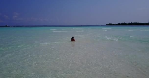 Hermosa Joven Una Playa Tropical Paradisíaca Maldivas — Vídeo de stock