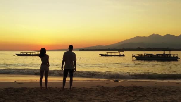 Dramatyczny Zachód Słońca Nad Oceanem Tropikalną Plażą Młoda Para Stojąca — Wideo stockowe