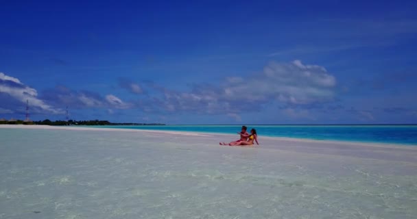 トロピカルアイランドの砂浜でロマンチックな素敵なカップル夏のレジャーコンセプトビデオ — ストック動画