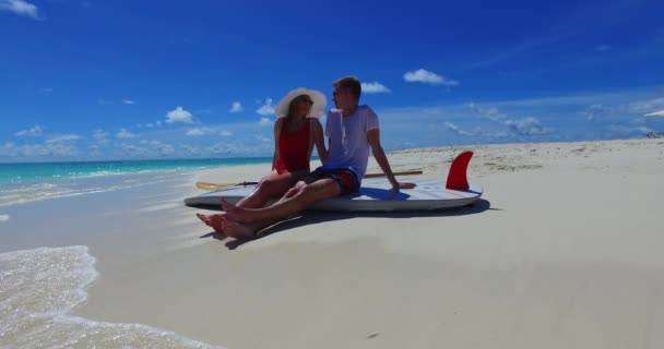 Parejas Jóvenes Tabla Surf Surfeando Juntas Mar Azul Turquesa República — Vídeos de Stock