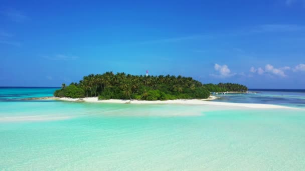 Vista Drone Pequena Ilha Verde Com Capa Azul Viagens Exóticas — Vídeo de Stock