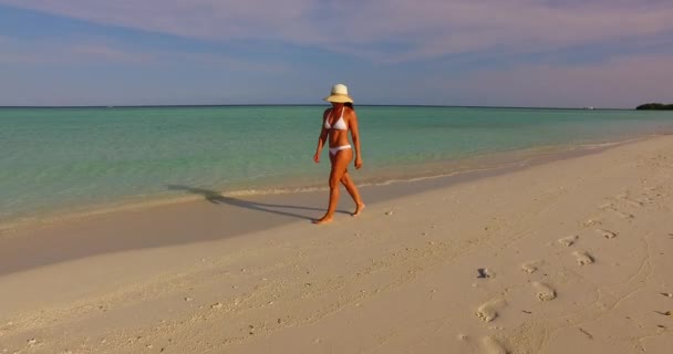 Fröhlicher Strand Sommer Spaß Bikini Frau Auf Herrlichem Weißen Sand — Stockvideo