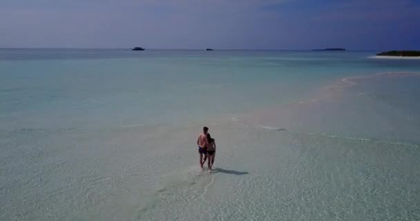 Huwelijksreis Paar Zomervakantie Caribisch Eiland Turkoois Zee Goud Zand Strand — Stockvideo