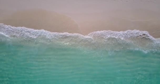 Беспилотный Вид Сверху Движущихся Голубых Прозрачных Морских Волн Траектория Островам — стоковое видео