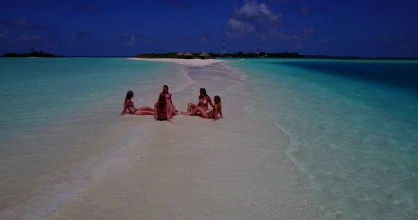 Una Hermosa Mujer Bikini Playa Blanca Las Maldivas Cerca Del — Vídeo de stock