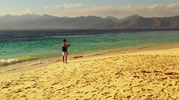 Fischer Auf Bali Angelt Mit Einer Rute Strand Des Ozeans — Stockvideo