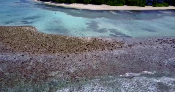 海浪冲刷着岛上的海岸线 印度尼西亚巴厘的夏季放松 — 图库视频影像