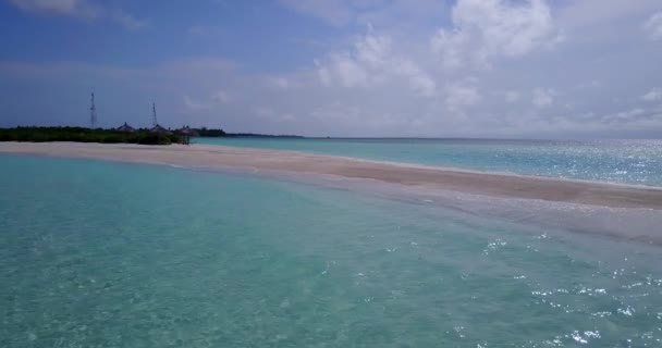 海滩上清澈透明的海水 前往马尔代夫的旅行 — 图库视频影像
