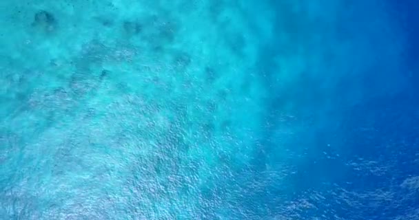 深い青色の水でカリブ海の波紋 表面透明度の高いビーチ — ストック動画