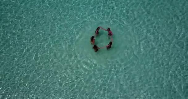 Bikini Playa Para Mujer Relajante Sobre Arena Blanca Perfecta Mar — Vídeo de stock