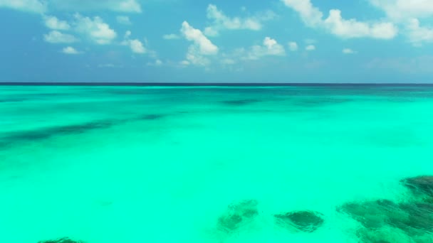 鮮やかなターコイズブルーの海沿い 南アジアのモルディブへの旅行 — ストック動画