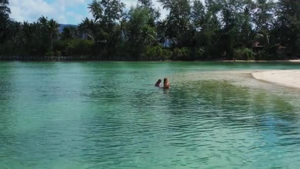 Två Vackra Flickor Som Har Trevligt Sittandes Vattnet Stranden — Stockvideo