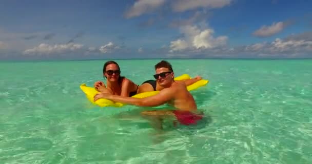 Amantes Jovem Casal Mar Desfrutando Férias Exóticas Maldivas — Vídeo de Stock