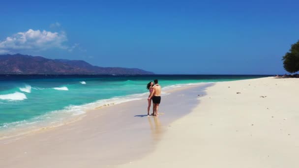 Cena Ilha Tropical Com Jovem Casal Encantador Desfrutando Férias Praia — Vídeo de Stock