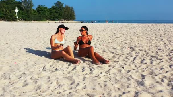Όμορφες Φίλες Κάνουν Ηλιοθεραπεία Στην Παραλία Της Άμμου — Αρχείο Βίντεο