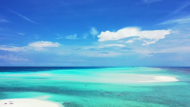 明るい日差しの海岸 モルディブ 南アジアの夏の海の景色 — ストック動画