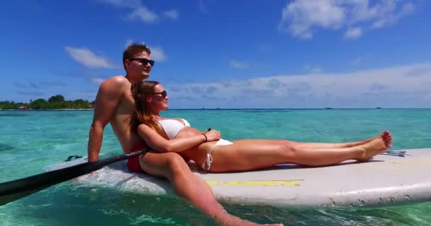 Plage Couple Amusant Sur Planche Pagaie Surf Ensemble Dans Mer — Video