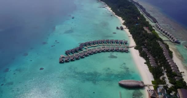 Luftaufnahme Der Meereslandschaft Mit Bungalows Reisen Auf Die Malediven — Stockvideo